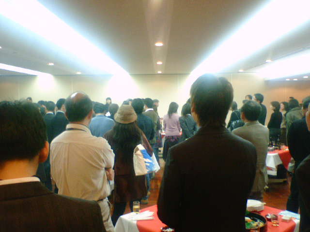 100人以上の立食パーティー後ろの方から撮影してみた。